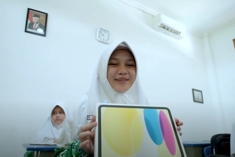 Unboxing iPad kelas Digital SMP
